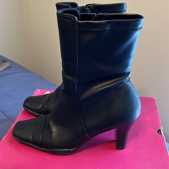 A2 by Aerosoles Advancing black stretchy boots - Picture 2 of 3